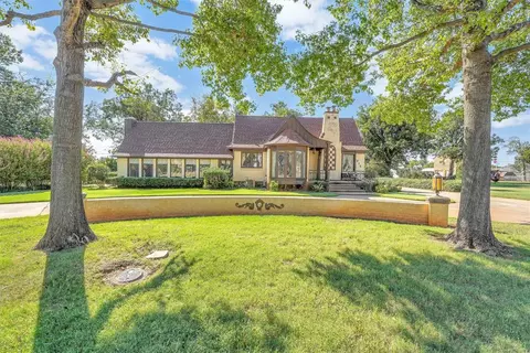 914 E Commerce St, Altus, OK 73521