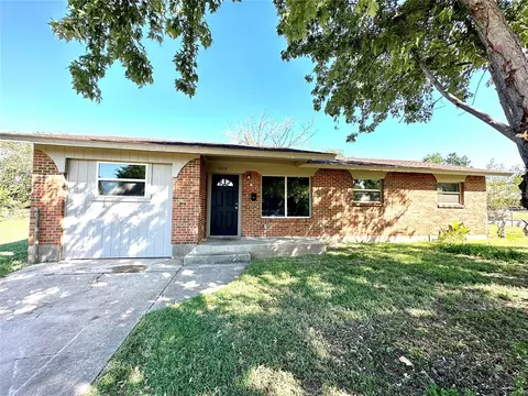919 NW 24th St, Moore, OK 73160