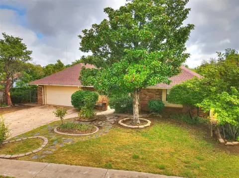 1812 N Lincoln Ave, Moore, OK 73160