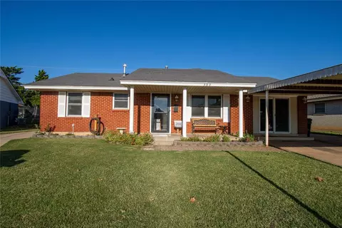 303 Rock Pl, Moore, OK 73160