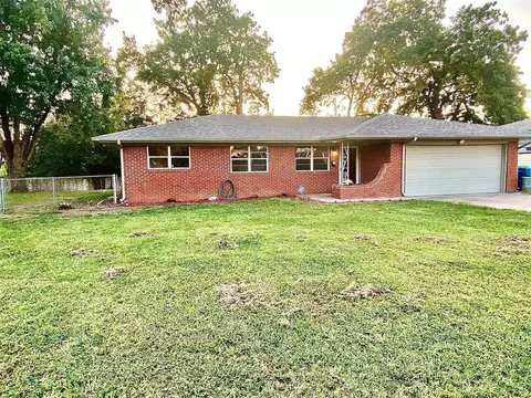 900 Arthur Dr, Midwest City, OK 73110