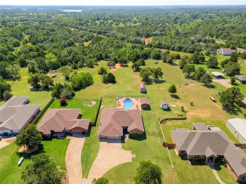 29353 Oklahoma St, Harrah, OK 73045