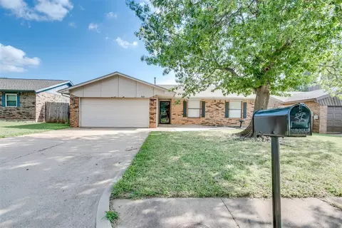 818 Hawthorne Ln, Edmond, OK 73003