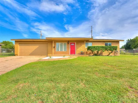 2112 Queensbury Rd, Moore, OK 73160