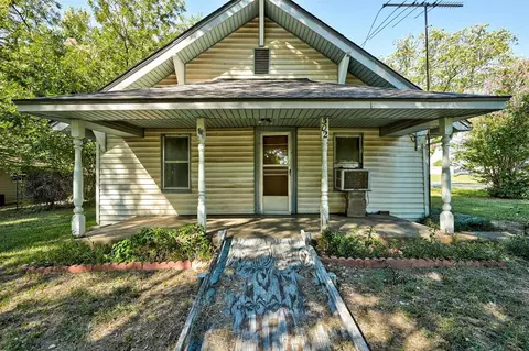 302 S 4th St, Noble, OK 73068