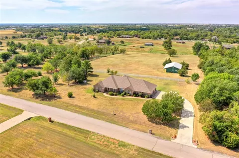 4145 Saint Croix Dr, Edmond, OK 73025