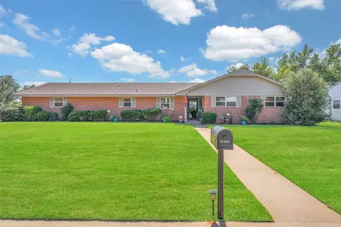 1702 W B Ave, Elk City, OK 73644