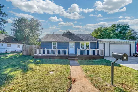 618 N 16th St, Clinton, OK 73601