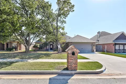2916 Woodstock Rd, Moore, OK 73160