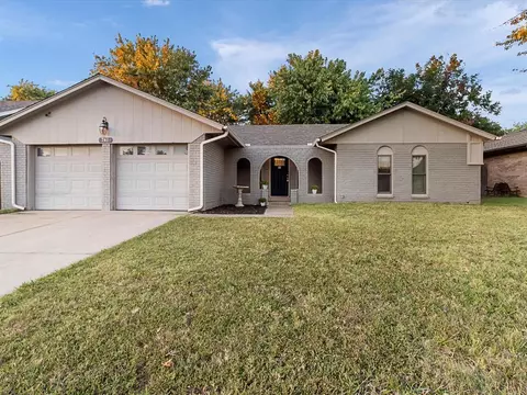 741 Royal Ln, Yukon, OK 73099
