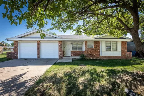 824 SE 40th St, Lawton, OK 73501