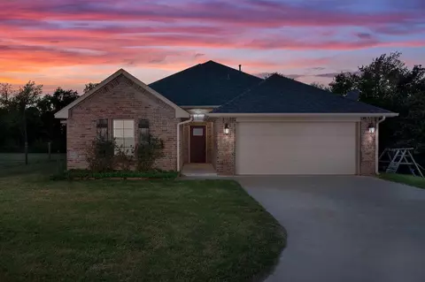 8601 Three Oaks Rd, Edmond, OK 73025