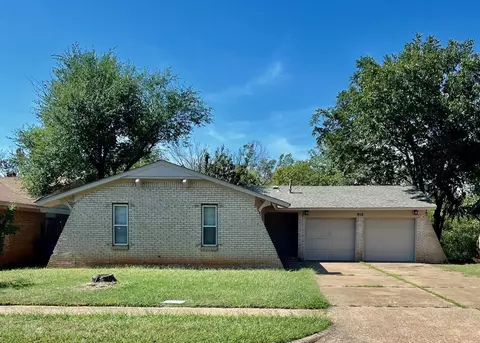 808 Willow Brook Dr, Midwest City, OK 73110