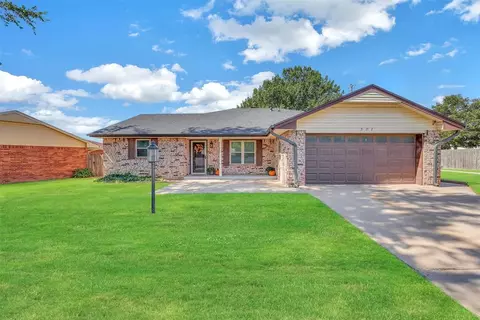 307 Connie Dr, Elk City, OK 73644