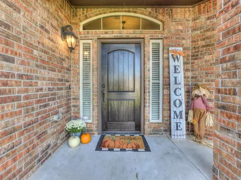 12608 NW 7th St, Yukon, OK 73099