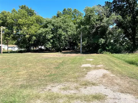 809 SW 2nd St, Lindsay, OK 73052