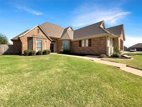 200 S Chardon Dr, Mustang, OK 73064