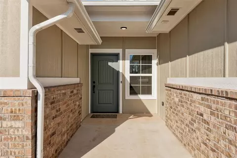 2425 Creekview Trl, Moore, OK 73160 photo 2