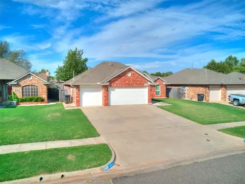 2317 NE 7th St, Moore, OK 73160