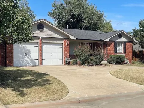 2337 Ashley Dr, The Village, OK 73120
