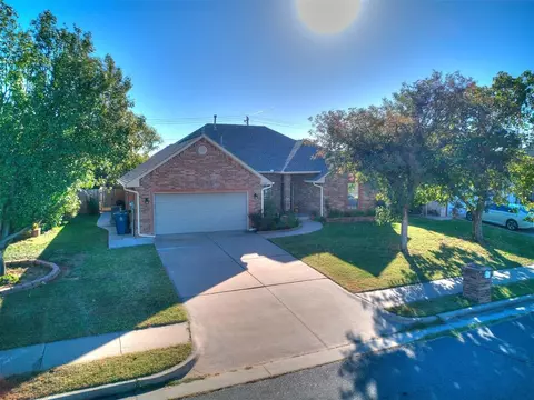 2900 Nantucket Ln, Edmond, OK 73013
