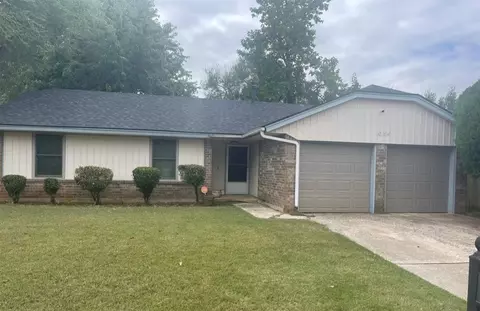 10104 Isaac Dr, Midwest City, OK 73130