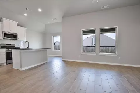 809 Halley Dr, Moore, OK 73160