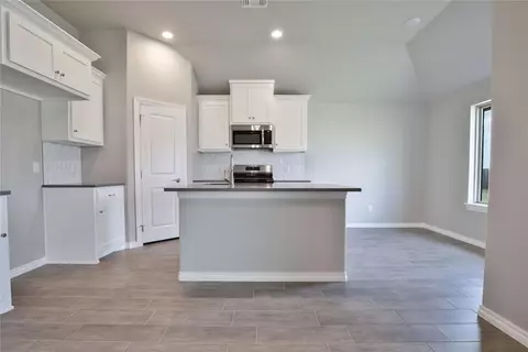809 Halley Dr, Moore, OK 73160 photo 4