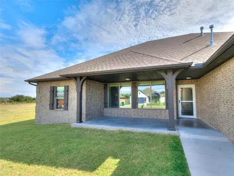 224 Springtree Dr, Harrah, OK 73045 photo 2