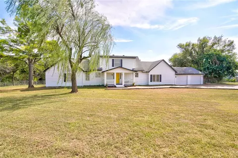 8 Woodland Dr, Edmond, OK 73025