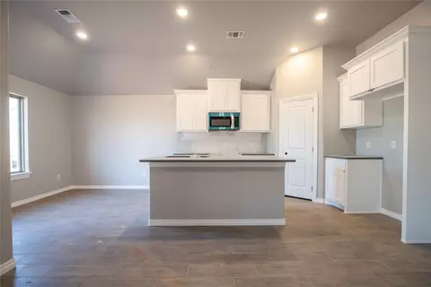 817 Halley Dr, Moore, OK 73160 photo 4