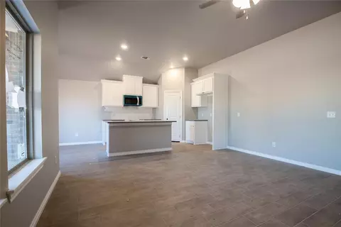 817 Halley Dr, Moore, OK 73160 photo 3