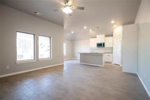 817 Halley Dr, Moore, OK 73160