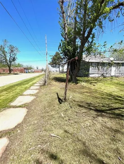 301 E Maple St, Cushing, OK 74023 photo 3