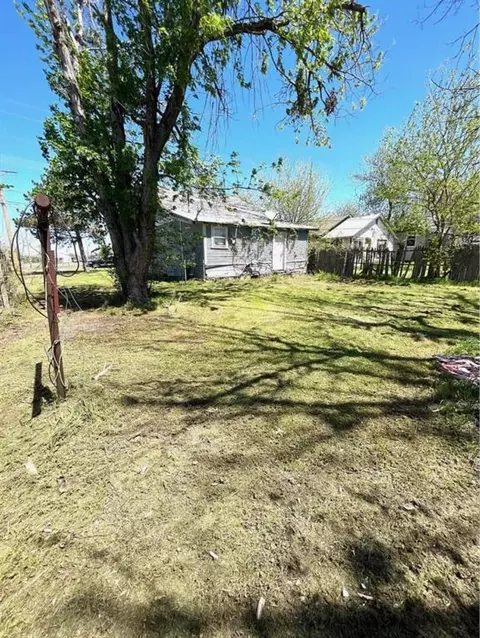 301 E Maple St, Cushing, OK 74023 photo 2