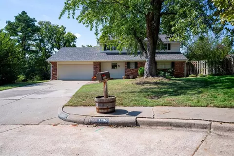1200 Devonshire Ct, Edmond, OK 73034