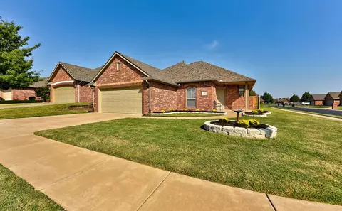 801 SW 38th St, Moore, OK 73160