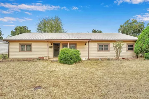 104 Memorial Dr, Mangum, OK 73554