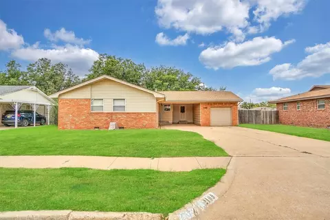 2109 N Bluebird Ln, Altus, OK 73521