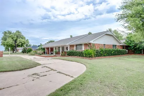 207 Flanders Dr, Chickasha, OK 73018