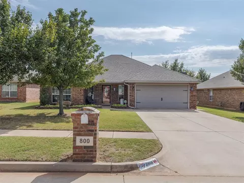 800 E Linden Ln, Mustang, OK 73064