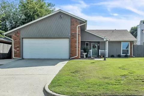 9904 Crest Dr, Midwest City, OK 73130