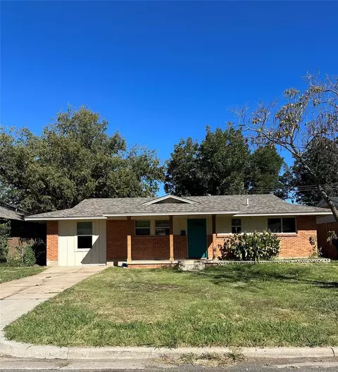 745 SW 3rd St, Moore, OK 73160
