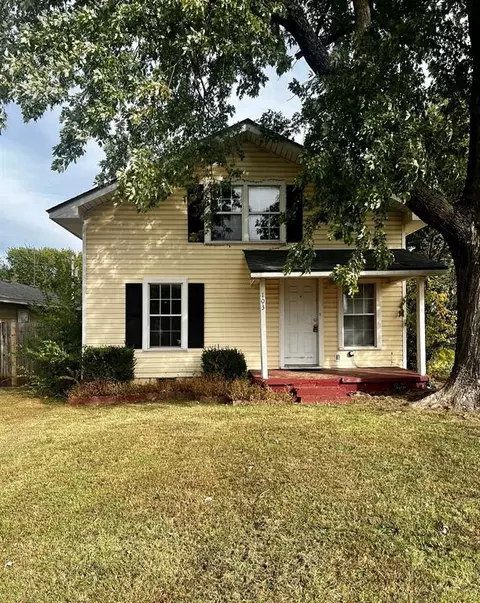 103 N 4th St, Noble, OK 73068