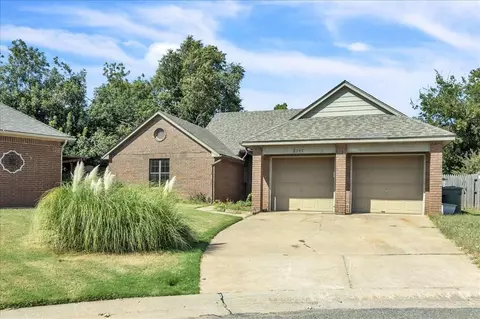 1317 Central Ct, Edmond, OK 73034