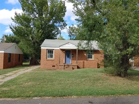 305 E Kittyhawk Dr, Midwest City, OK 73110