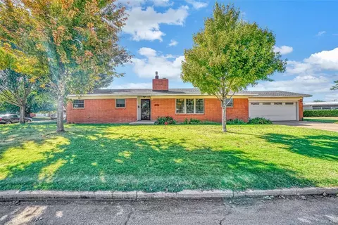 1901 Sumner Dr, Altus, OK 73521
