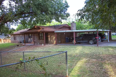 828 S 5th St, Chickasha, OK 73018