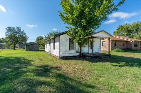 616 Maple St, Chickasha, OK 73018