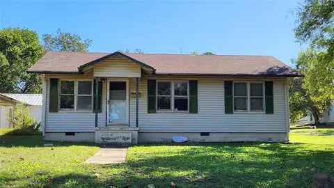 120 S 10th St, Okemah, OK 74859